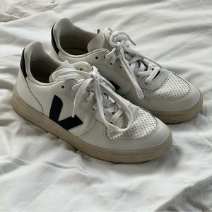 Vera V-10 Low Top Sneakers